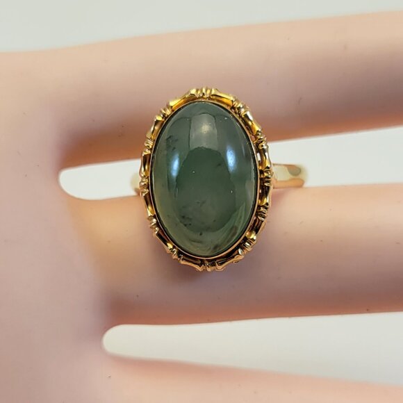 Vintage Beautiful 14K & Oval Bezel Set Cabochon Green Jade Ring Hallmarked - Picture 1 of 8